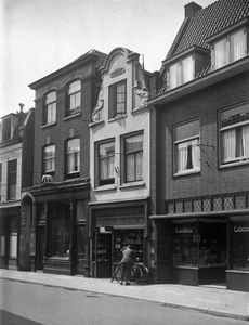 42002 Gezicht op de voorgevel van de huizen Twijnstraat 53 (midden)-55 te Utrecht.